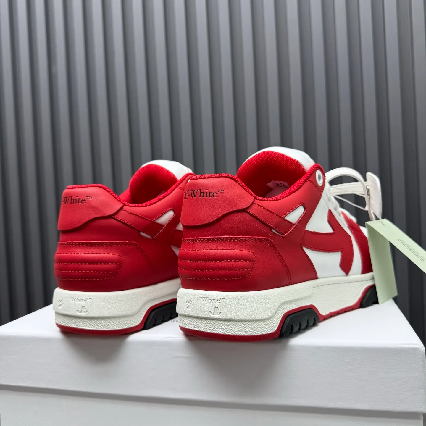 【off- white】P: 620💰Couple model👫, Size: 35-44 (Customized for men 38.45.46) High-quality version👊 "Out of office" series original molding, original lasting, production process 1:1 Original ➰OFF GRAY WHITE OW ➰ First-layer cowhide Imported skin-friendly and environmentally friendly polyester mesh Original molding high elastic and environmentally friendly molding pad Made with the original lasting process. The original molded rubber outsole (never yellows and deforms) has a super correct shape, bright color and strong three-dimensional effect👍. Packaging💯Full set of packaging synchronized with the official website (branded paper, certificate of quality, branded cloth bag)